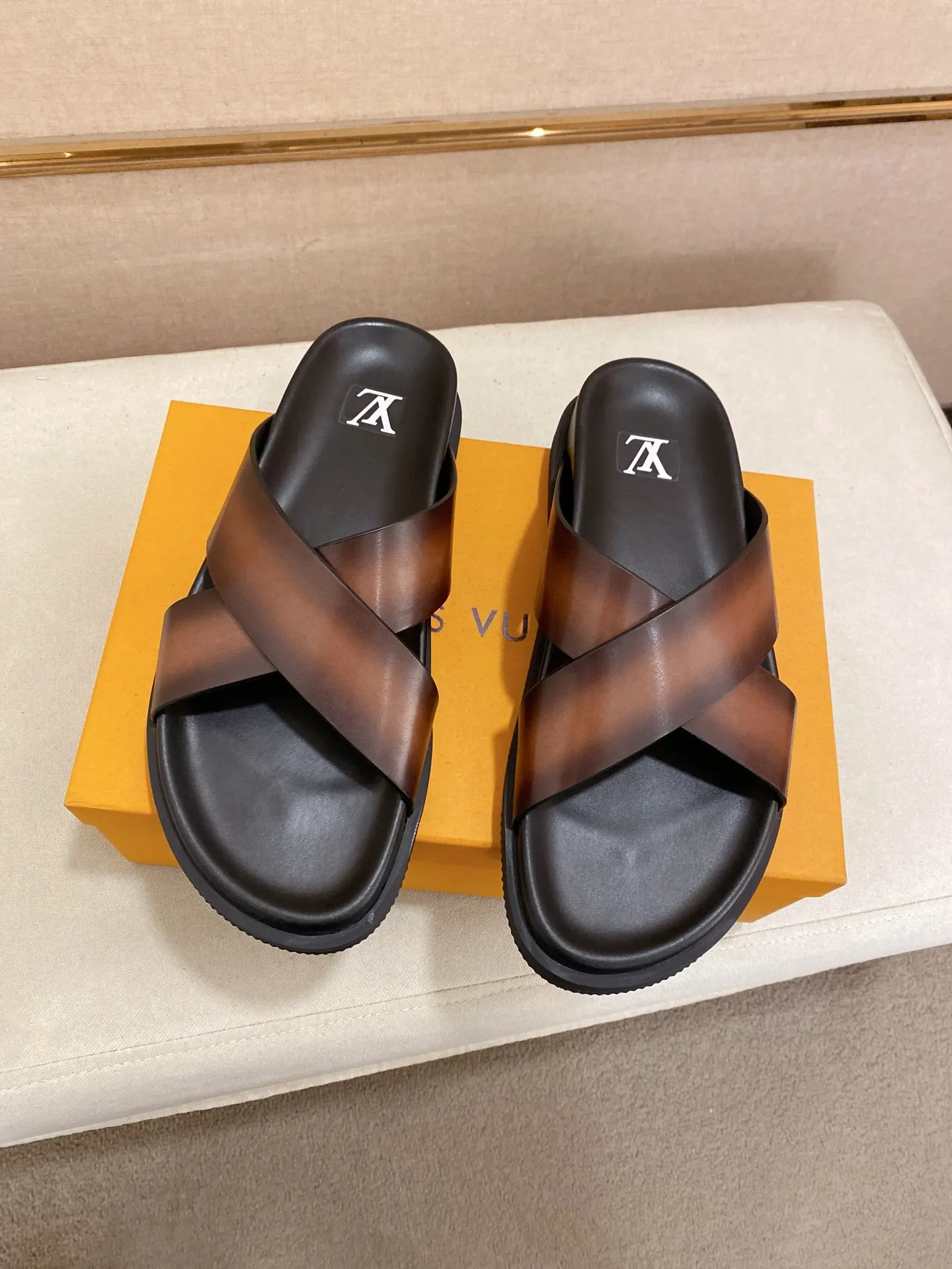 Factory price: 420💰Made by LV🔍Top purchasing agent. Men's spring and summer slippers are available at the same counter. The uppers are made of cowhide imported from Italy. High-quality craftsmanship, soles: original soles specially provided by the original factory, exclusive movable molded soles are super comfortable, original factory follow-up goods, 🔍🔍high quality, can be entered and exited the counter at will, welcome to compare, code number 38-44. Can be customized45